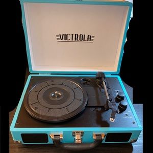 LIKE NEW VICTROLA Suitcase Record Player/Turntable